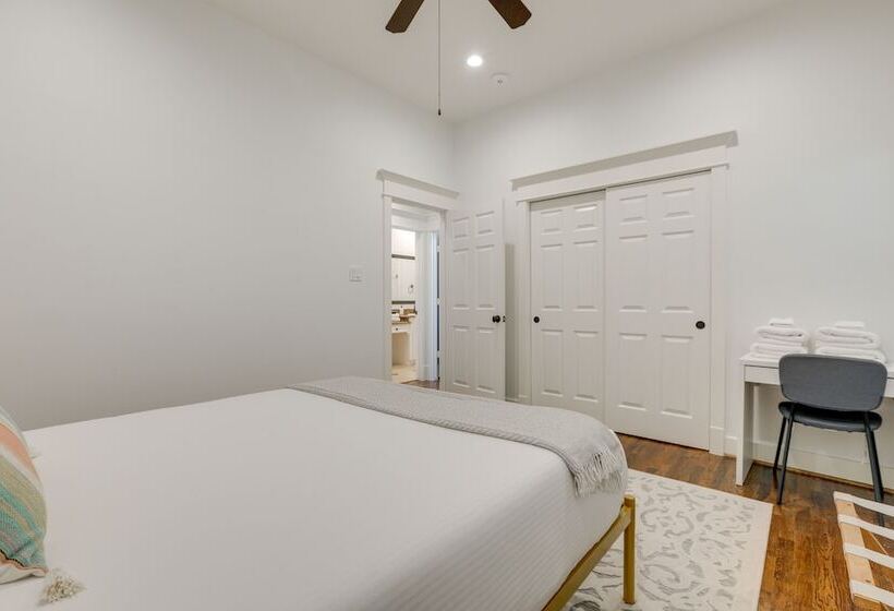 Houston Home Near Downtown W/ Pool & Hot Tub!