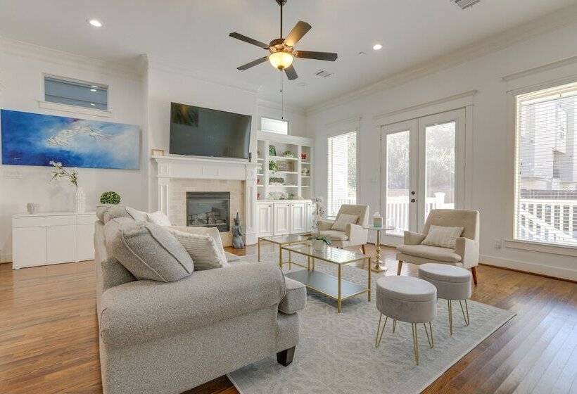 Houston Home Near Downtown W/ Pool & Hot Tub!