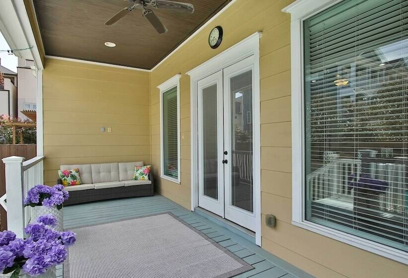 Houston Home Near Downtown W/ Pool & Hot Tub!