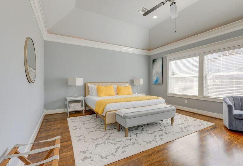 Houston Home Near Downtown W/ Pool & Hot Tub!