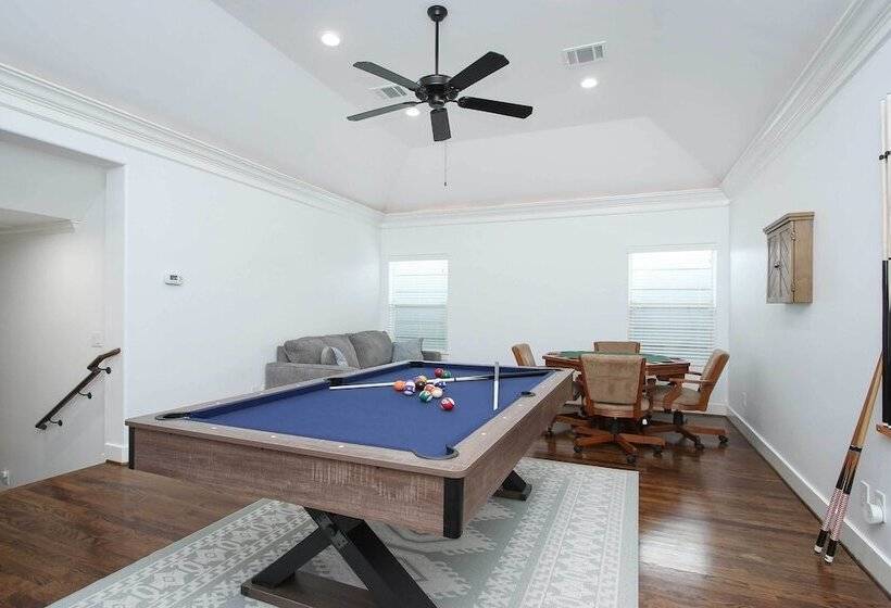 Houston Home Near Downtown W/ Pool & Hot Tub!