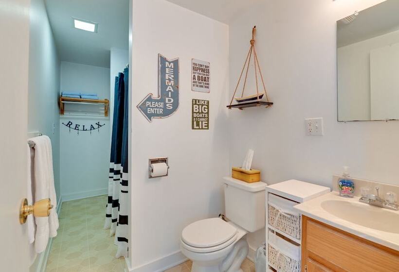 Lake George Waterfront Cabin W/ On Site Marina!