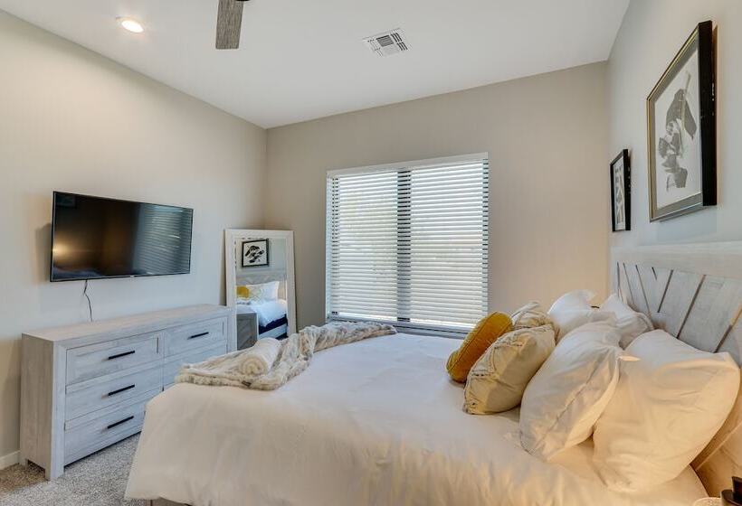 Luxurious Desert Oasis: Fireplace & Private Pool!