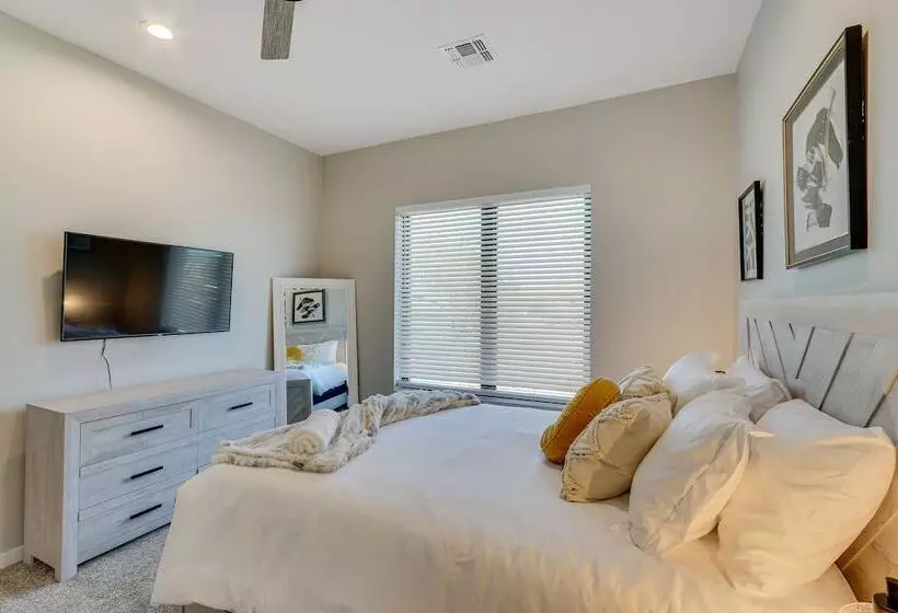 Luxurious Desert Oasis: Fireplace & Private Pool!