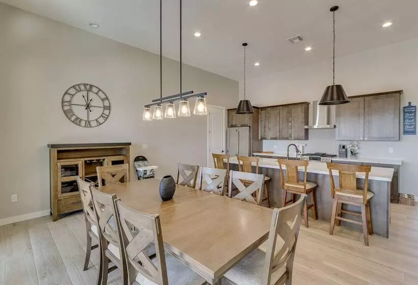 Luxurious Desert Oasis: Fireplace & Private Pool!