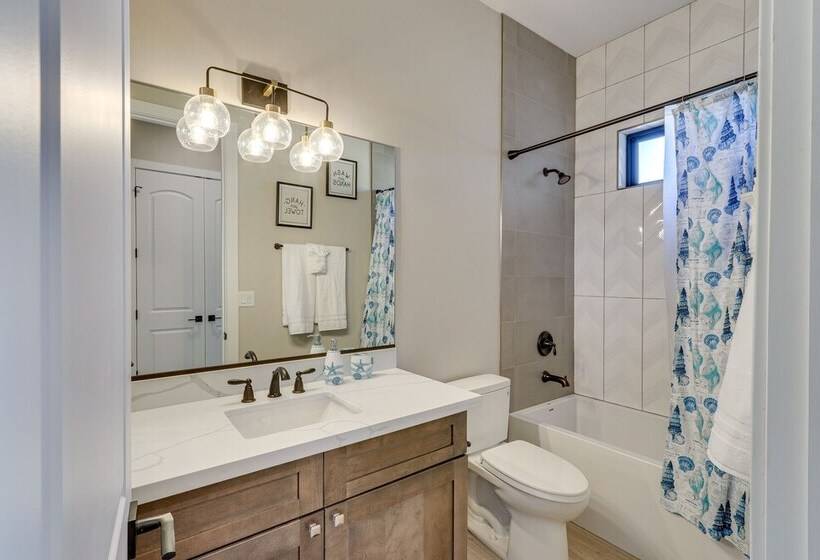 Luxurious Desert Oasis: Fireplace & Private Pool!