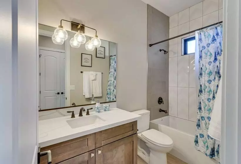 Luxurious Desert Oasis: Fireplace & Private Pool!