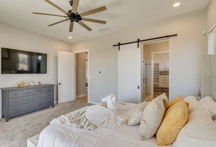 Luxurious Desert Oasis: Fireplace & Private Pool!