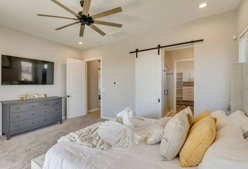 Luxurious Desert Oasis: Fireplace & Private Pool!