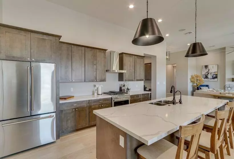 Luxurious Desert Oasis: Fireplace & Private Pool!