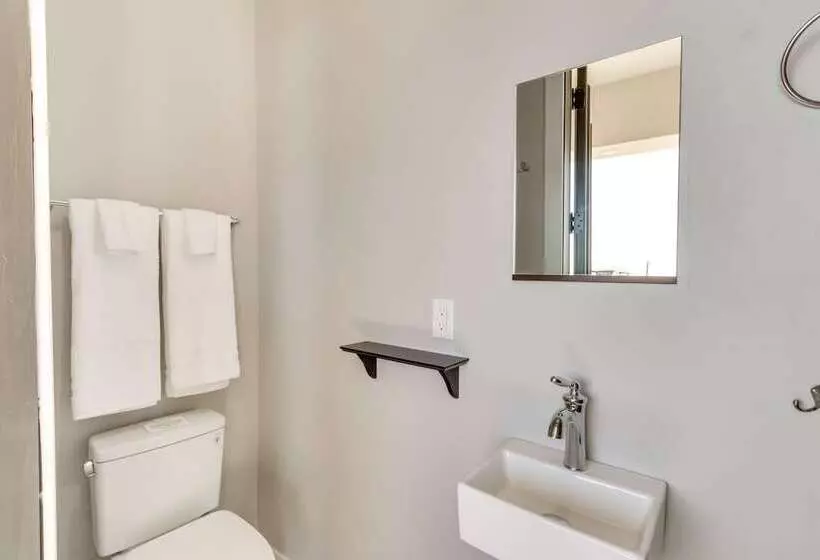 Luxurious Desert Oasis: Fireplace & Private Pool!