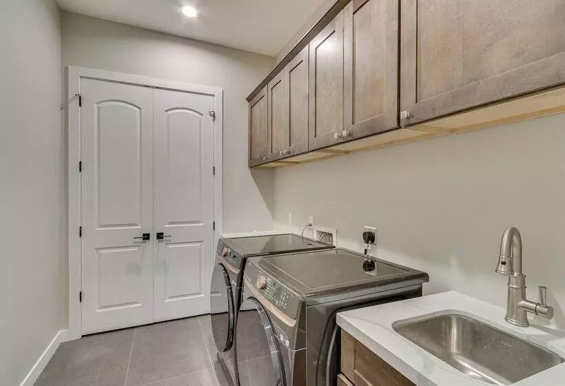 Luxurious Desert Oasis: Fireplace & Private Pool!