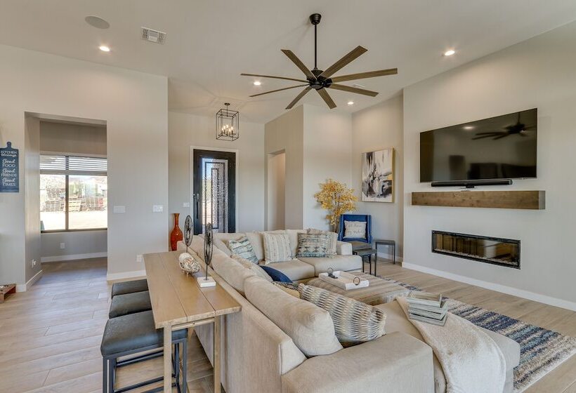 Luxurious Desert Oasis: Fireplace & Private Pool!