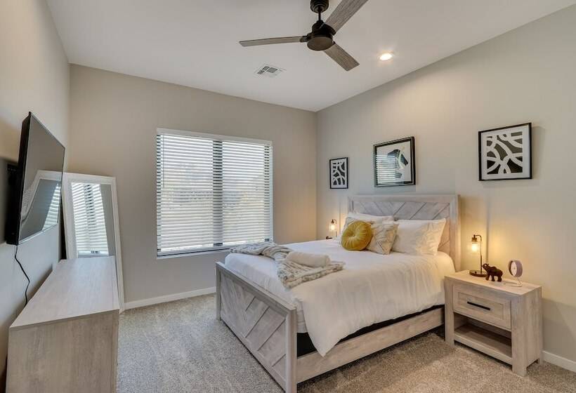 Luxurious Desert Oasis: Fireplace & Private Pool!