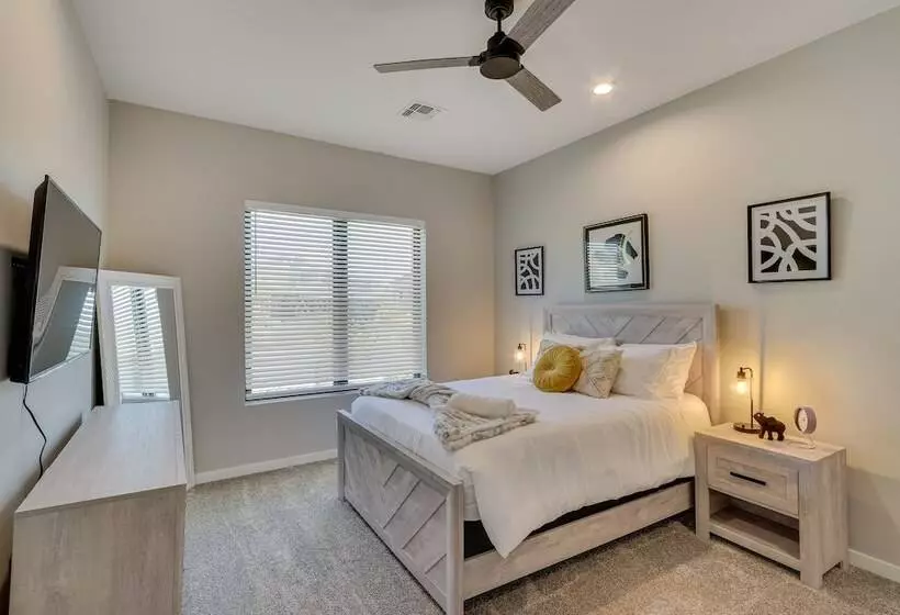 Luxurious Desert Oasis: Fireplace & Private Pool!