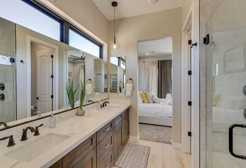 Luxurious Desert Oasis: Fireplace & Private Pool!