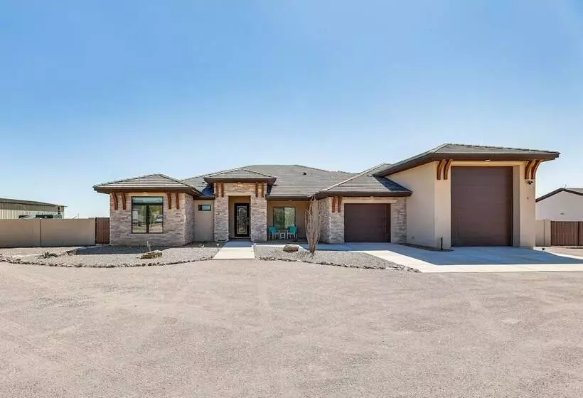 Luxurious Desert Oasis: Fireplace & Private Pool!