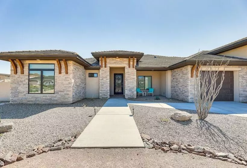 Luxurious Desert Oasis: Fireplace & Private Pool!