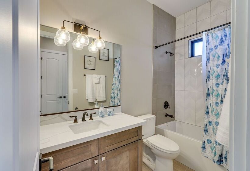 Luxurious Desert Oasis: Fireplace & Private Pool!