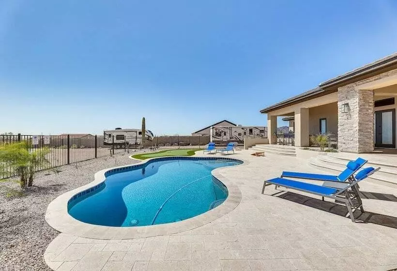 Luxurious Desert Oasis: Fireplace & Private Pool!