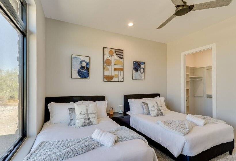 Luxurious Desert Oasis: Fireplace & Private Pool!