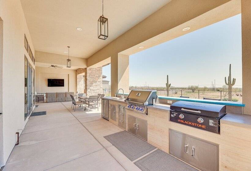 Luxurious Desert Oasis: Fireplace & Private Pool!