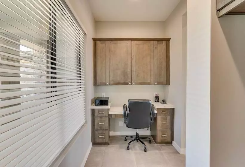 Luxurious Desert Oasis: Fireplace & Private Pool!