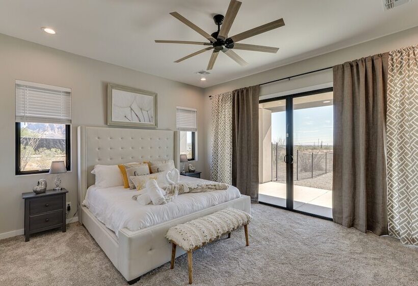 Luxurious Desert Oasis: Fireplace & Private Pool!