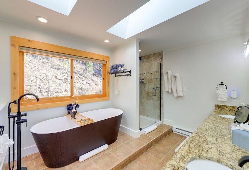 Conifer Haven: Hot Tub & Staunton State Park View