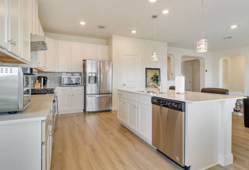 Modern Round Rock Retreat W/ Private Hot Tub