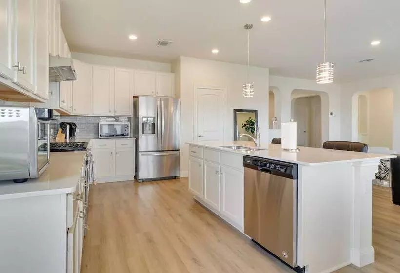 Modern Round Rock Retreat W/ Private Hot Tub