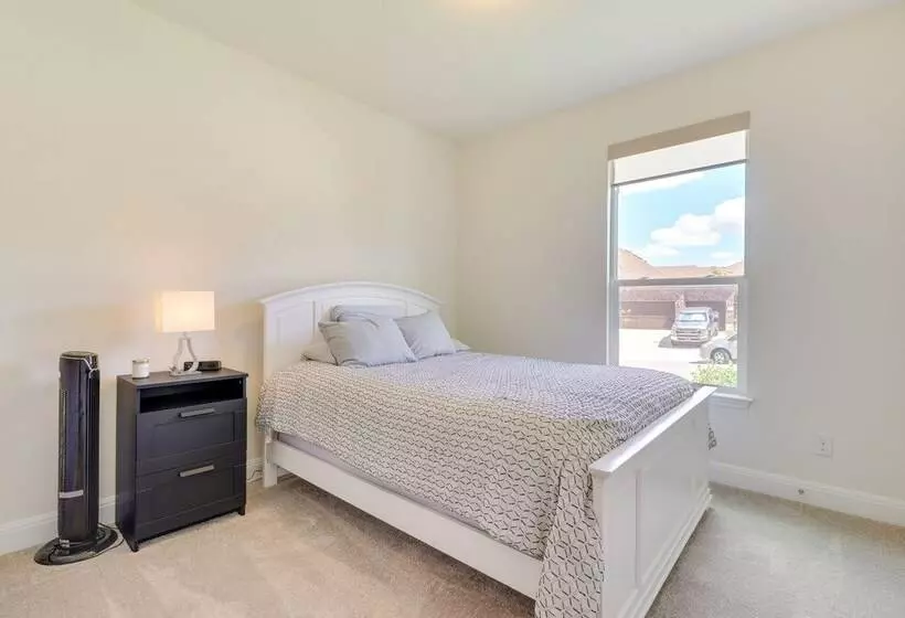 Modern Round Rock Retreat W/ Private Hot Tub