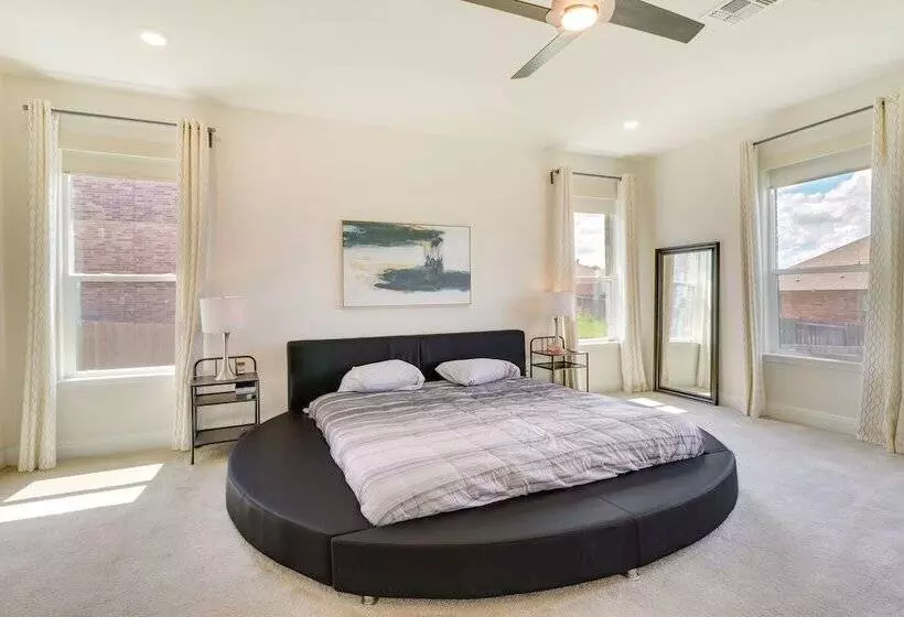 Modern Round Rock Retreat W/ Private Hot Tub
