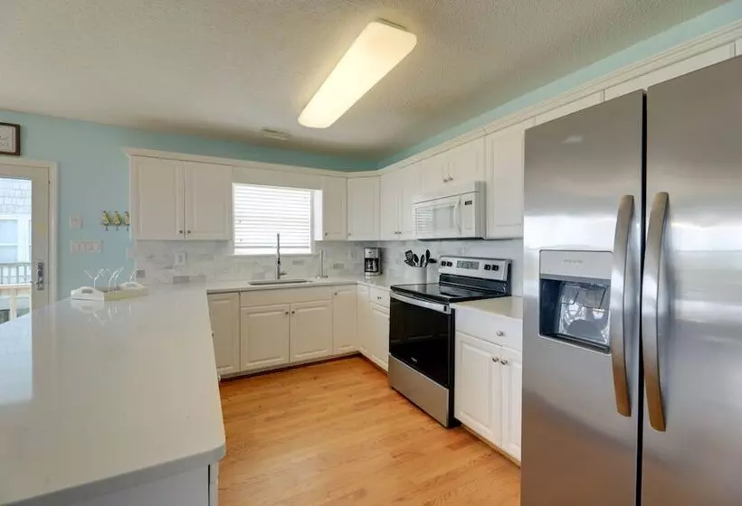 Oceanfront Emerald Isle Escape W/ Private Hot Tub!