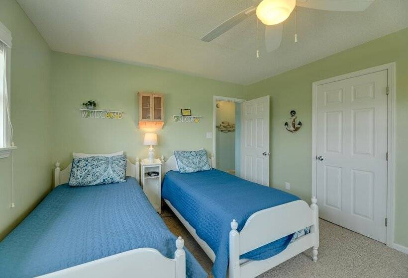 Oceanfront Emerald Isle Escape W/ Private Hot Tub!