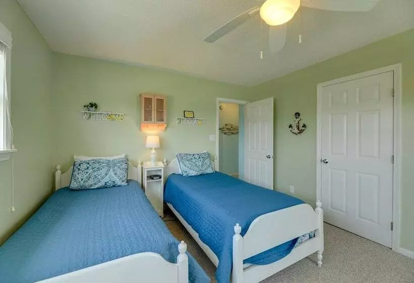 Oceanfront Emerald Isle Escape W/ Private Hot Tub!