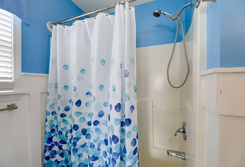 Oceanfront Emerald Isle Escape W/ Private Hot Tub!