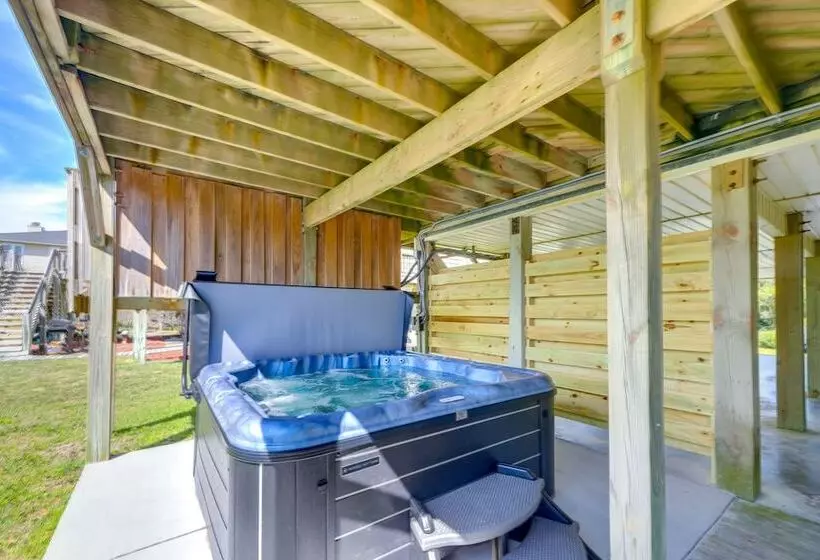 Oceanfront Emerald Isle Escape W/ Private Hot Tub!