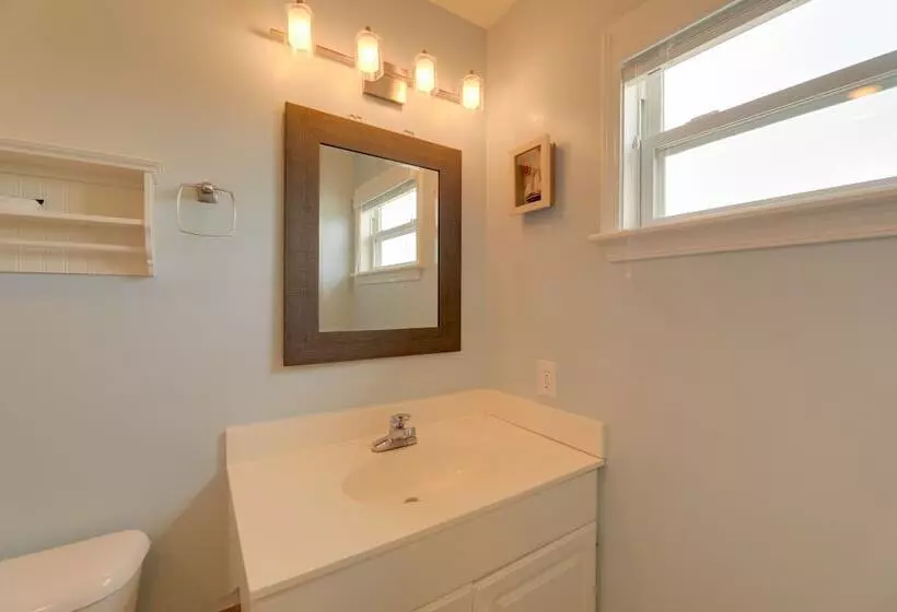 Oceanfront Emerald Isle Escape W/ Private Hot Tub!