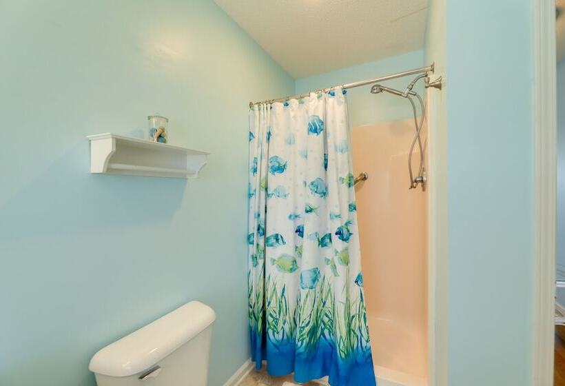 Oceanfront Emerald Isle Escape W/ Private Hot Tub!