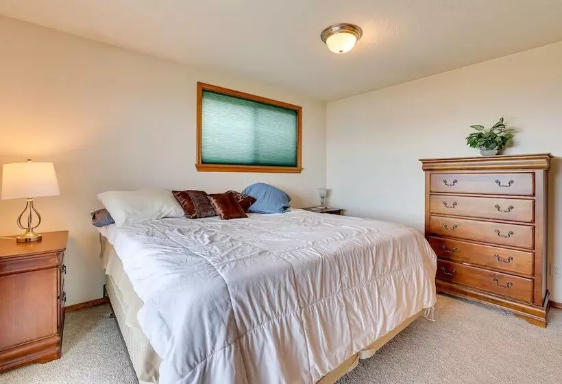 Oceanfront Port Angeles Home W/ Mountain View!