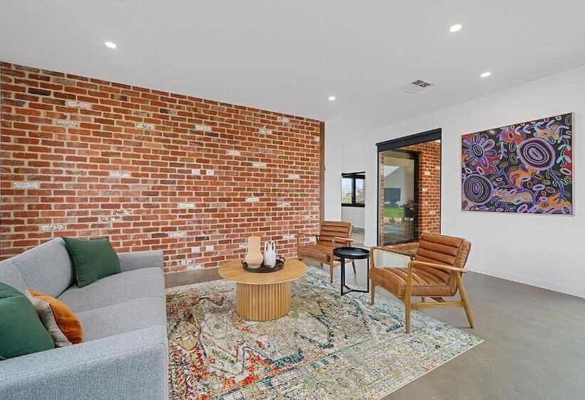 بنسيون Wild Wombat