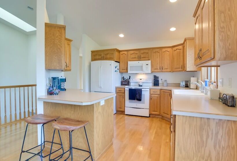 5 Mi To Dtwn: Pet Friendly Wheatland Twin Home!