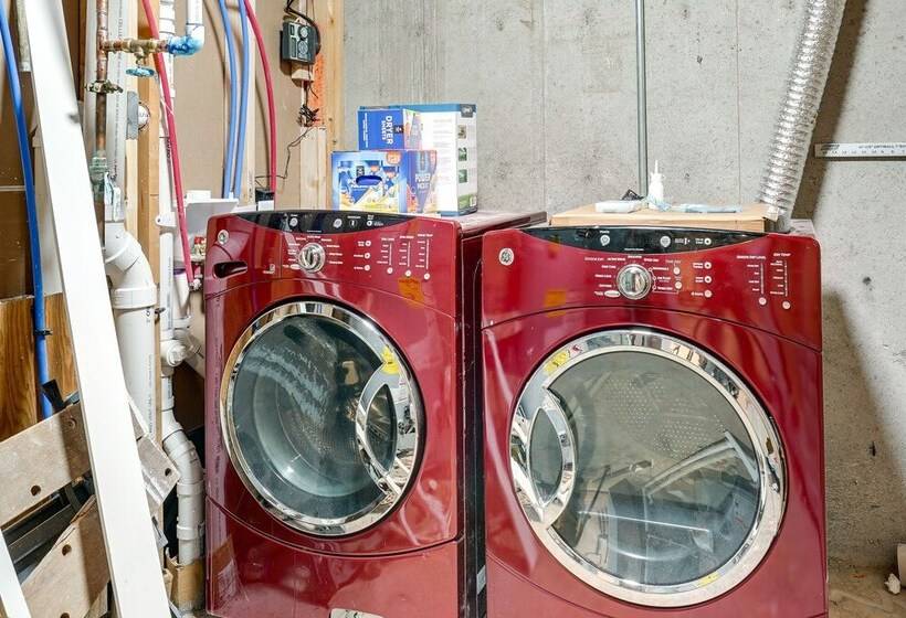 Quiet Pueblo Home W/ Pool Table, 5 Mi To Downtown!