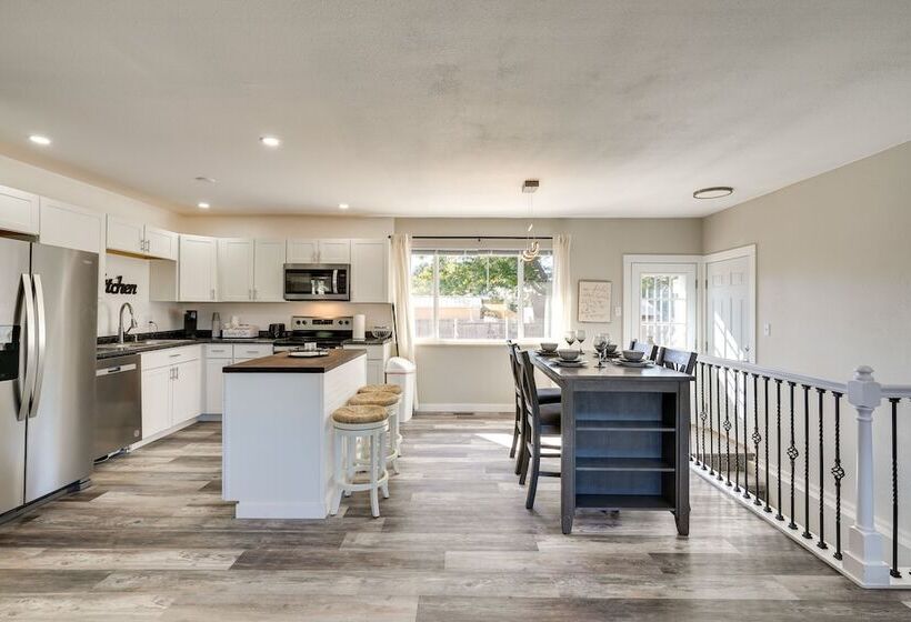 Quiet Pueblo Home W/ Pool Table, 5 Mi To Downtown!