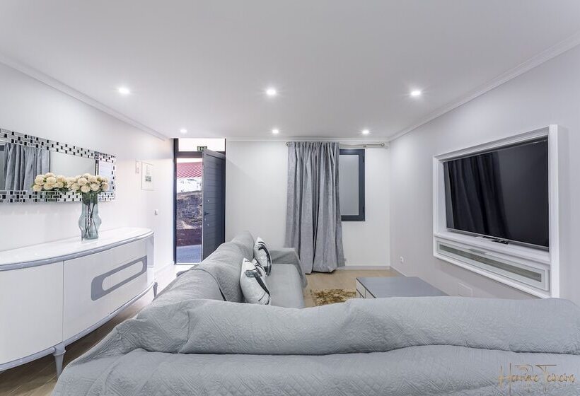 住所  Charming 3 Bed House In Funchal