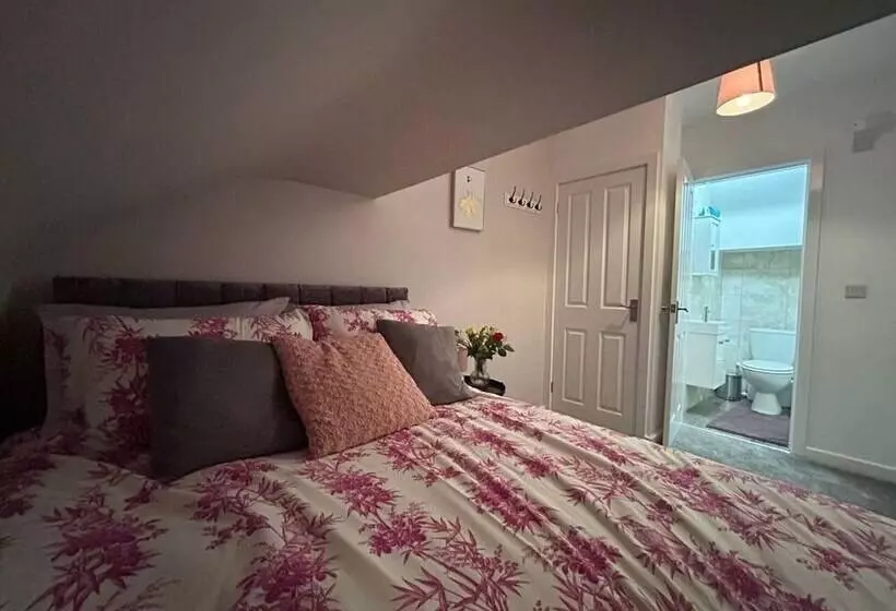 Residenssi Immaculate 1 Bed House In Newtown, Disley