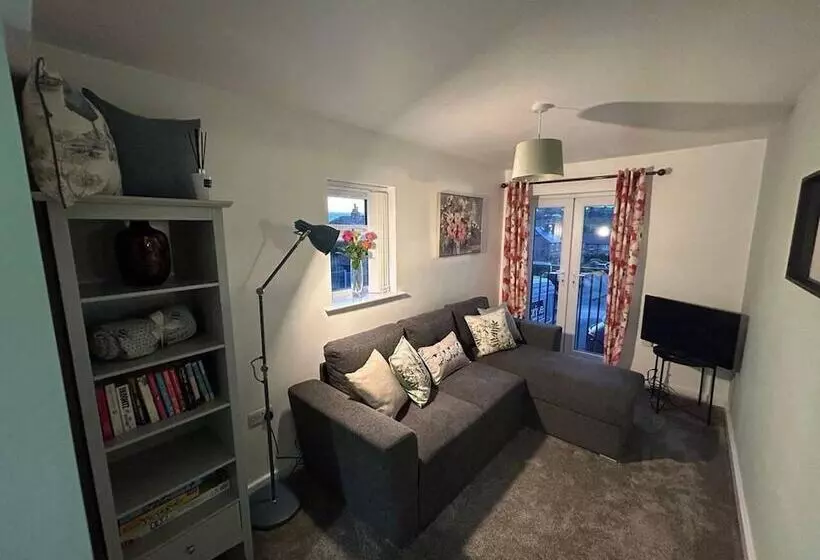 Residenssi Immaculate 1 Bed House In Newtown, Disley