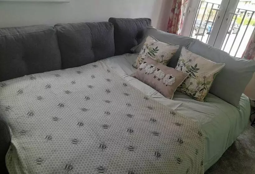 Residenssi Immaculate 1 Bed House In Newtown, Disley