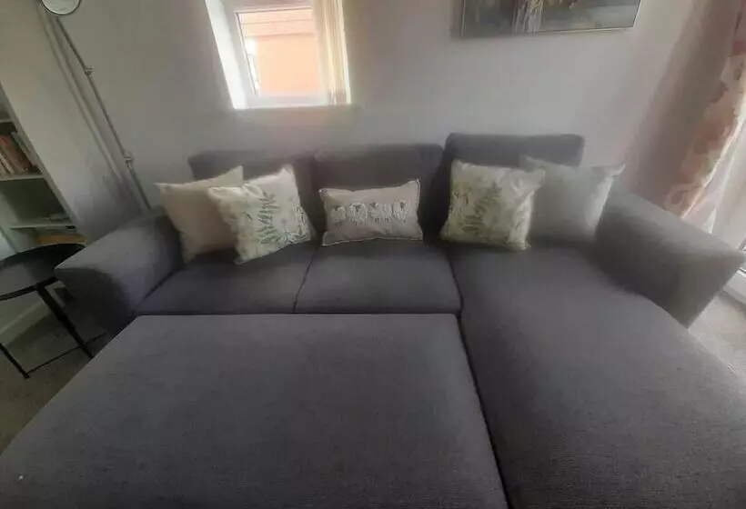 Residenssi Immaculate 1 Bed House In Newtown, Disley